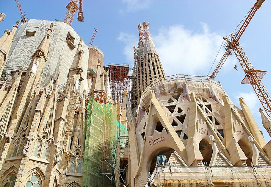 Храм Sagrada Familia в Барселоне уже 130 лет строится без разрешения