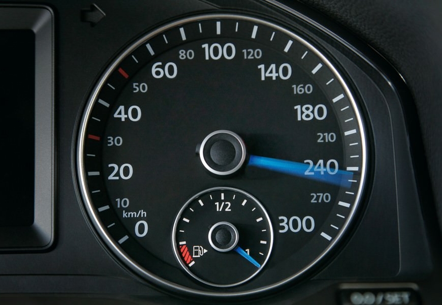 Что означают красные метки на спидометре импортных автомобилей