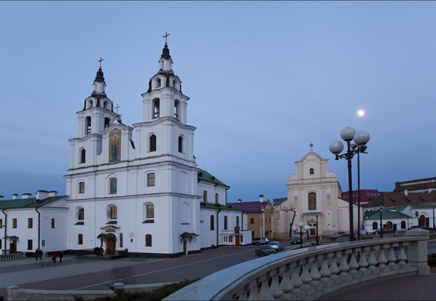 Истерия девушки на Немиге в Минске, она легла на дорогу