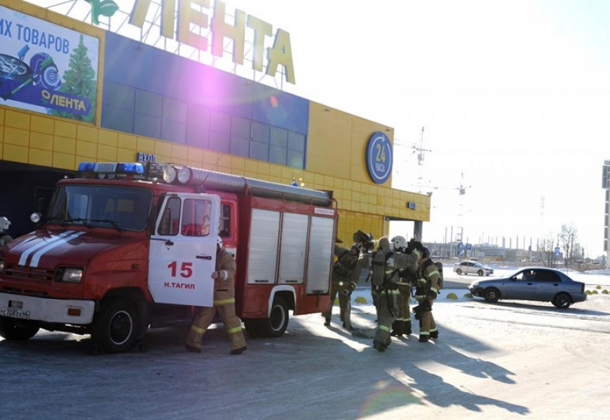 В Санкт-Петербурге горит торговый центр «Лента»
