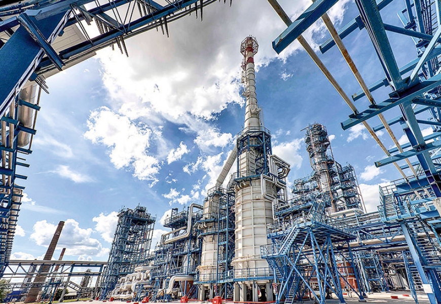 В Подмосковье горит нефтеперерабатывающий завод