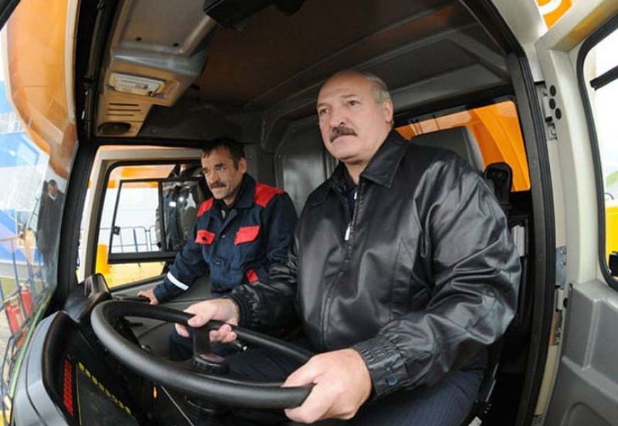 Лукашенко на тренировки ездит сам за рулём