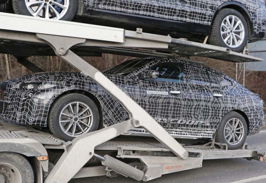 Новую модель BMW удалось сфотографировать в камуфляже