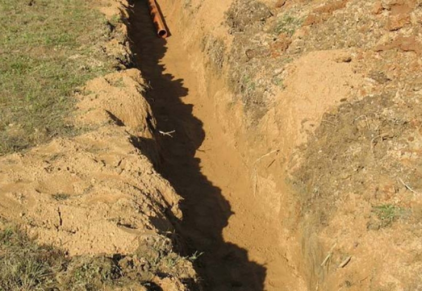 В Барановичах мужчину засыпало песком