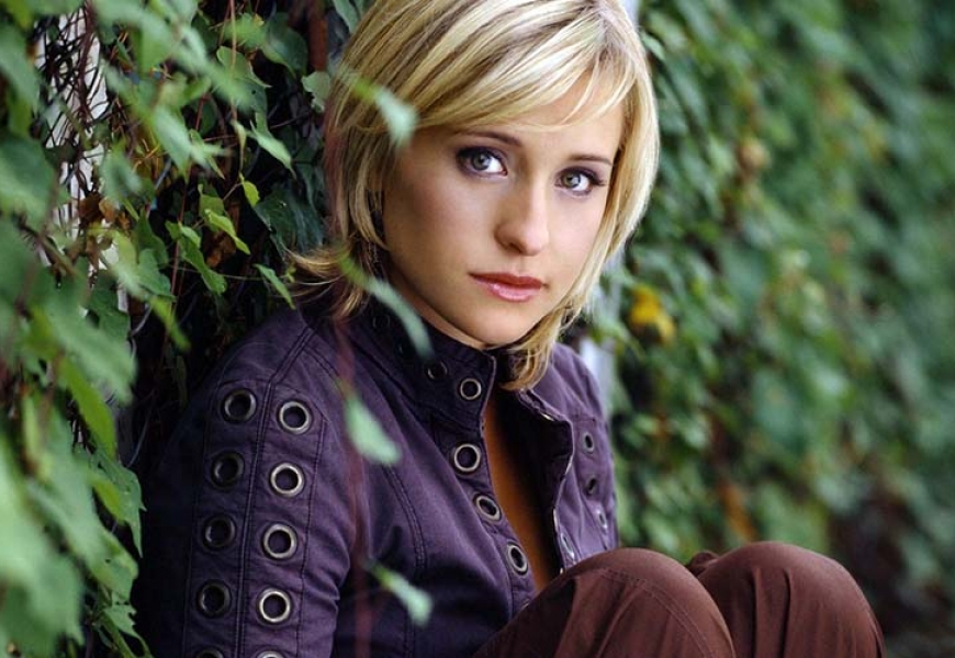 Актриса Эллисон Мэк призналась в вербовке женщин для сексуального рабства