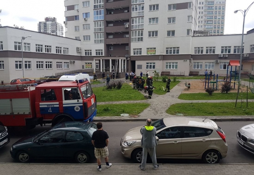 В центре Минска мужчина выбросил из окна своего ребенка и собаку