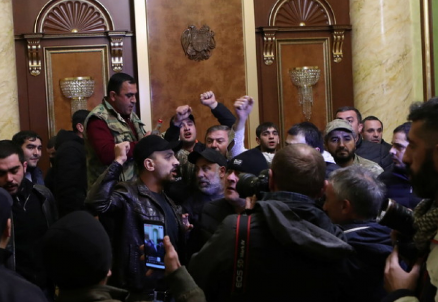 Карабахское соглашение: Азербайджан празднует — в Армении массовые протесты