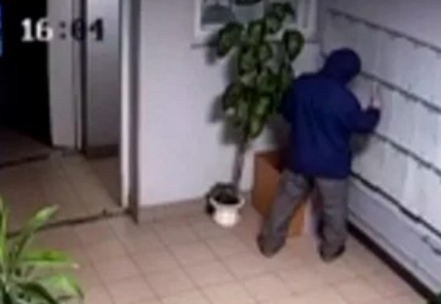 На минчанина завели уголовное дело за повреждение входной двери милиционера