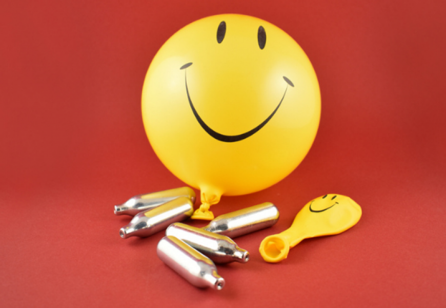 С 1 января в России будет запрещено продавать «веселящий газ»