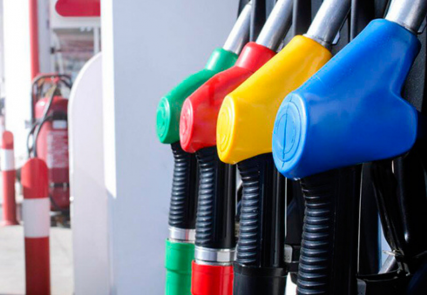 Автовладельцы с 2 марта платят за топливо на 1 копейку больше