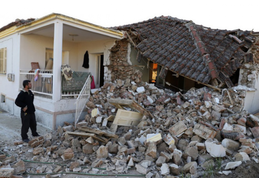 Землетрясение в Греции: люди провели ночь на улице, разрушена школа и дом