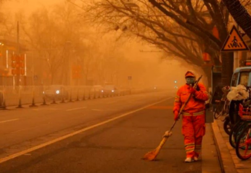 Пекин погрузился в сильнейшую песчаную бурю