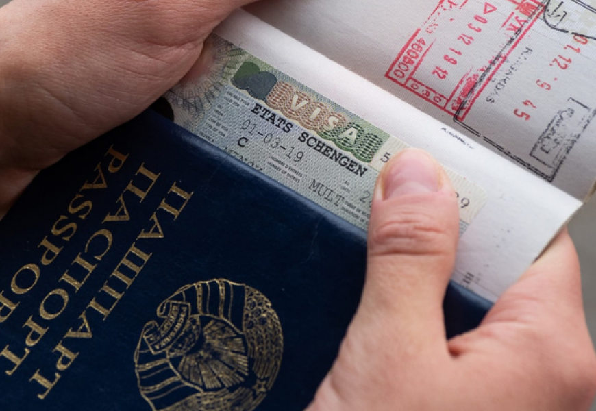 Евродепутаты призвали снизить для белорусов сумму сбора за шенгенскую визу