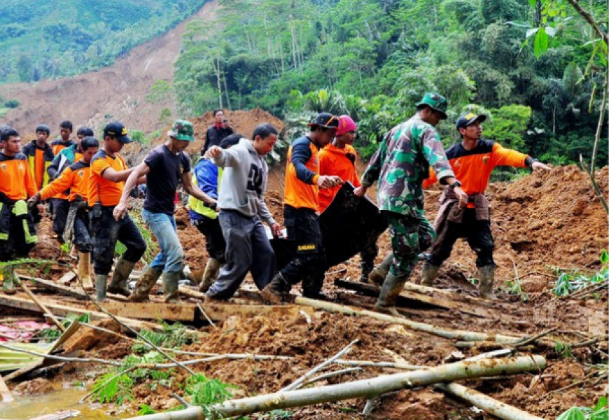 В Восточной Индонезии в результате наводнений погибло 55 человек