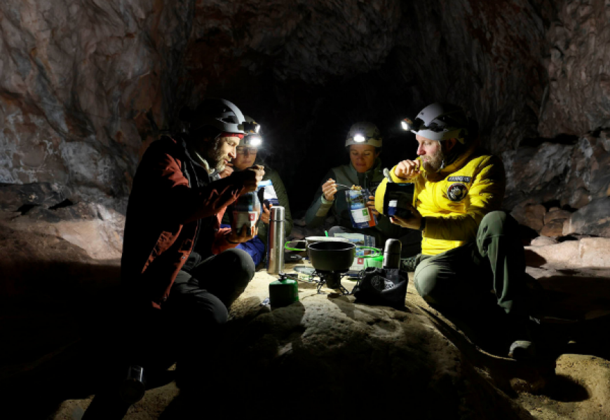 15 французских добровольцев 40 дней провели в пещере в полной изоляции