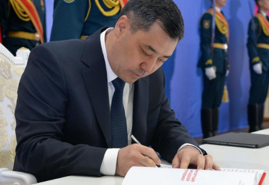 Садыр Жапаров подписал новую Конституцию Киргизии