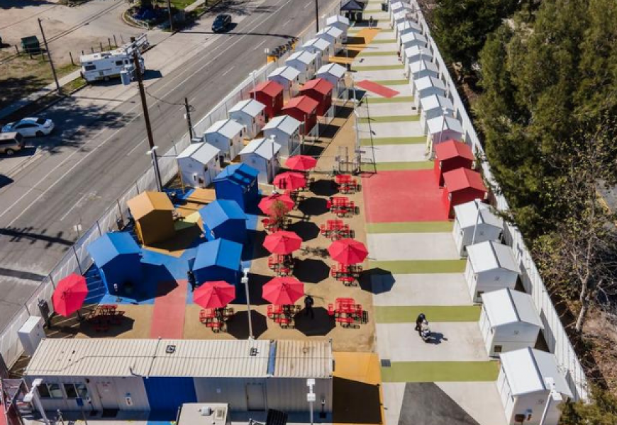 В Лос-Анджелесе для бездомных возвели целую деревню